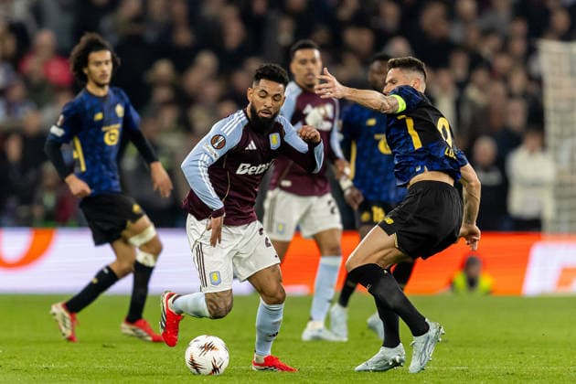 Aston Villa v Lille OSC, Europa League Aston Villa midfielder Douglas Luiz (21) defends ball from Lille forward Olivier Giroud (9) during the Europa League match between Aston Villa and Lille OSC at Villa Park, Birmingham, UK on 19 March 2026. Birmingham Villa Park West Midlands UK Editorial use only , Copyright: xManjitxNarotrax PSI-23923-0026