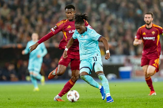 AS Roma v Bologna FC 1909 - UEFA Europa League 2025 26 Round of 16 Second Leg Jonathan Rowe of Bologna FC and Evan Ndicka of AS Roma compete for the ball during the UEFA Europa League 2025 26 Round of 16 Second Leg match between AS Roma and Bologna FC 1909 at Stadio Olimpico on March 19, 2026 in Rome, Italy. Roma Stadio Olimpico Roma Italy Copyright: xGiuseppexMaffiax 260319_UEL_Roma-Bologna_06251