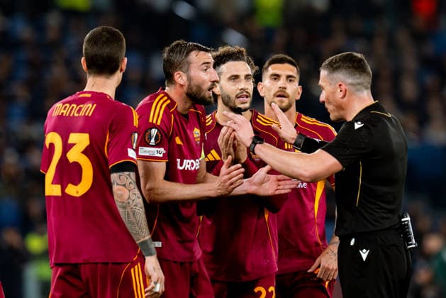 AS Roma v Bologna FC 1909 - UEFA Europa League 2025 26 Round of 16 Second Leg Mario Hermoso of AS Roma and Bryan Cristante protest with referee Istvan Kovacs during the UEFA Europa League 2025 26 Round of 16 Second Leg match between AS Roma and Bologna FC 1909 at Stadio Olimpico on March 19, 2026 in Rome, Italy. Roma Stadio Olimpico Roma Italy Copyright: xGiuseppexMaffiax 260319_UEL_Roma-Bologna_07265