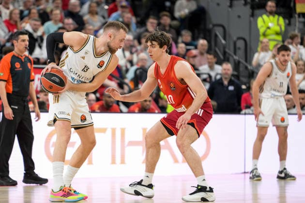 Basketball, Euroleague, 20260319, FC Bayern München - Dubai Basketball. Im Bild v.l. Dzanan MUSA (Dubai, 13), Justinian JESSUP (Bayern, 10). München SAP Garden Bayern Deutschland Copyright: Passion2Press.dex xMarkusxFischex