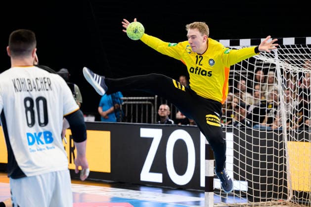 Dortmund: Handball Länderspiel - Deutschland - Ägypten Torhueter Lasse Ludwig (Deutschland) hält den Wurf Dortmund Westfalenhalle Nordrhein-Westfalen Deutschland