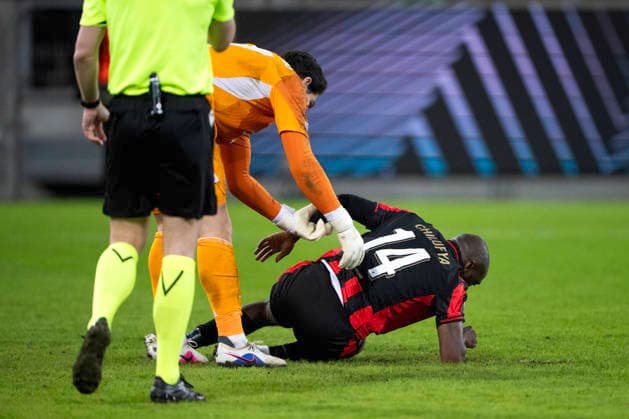 UEFA Europa League: FC Midtjylland - Nottingham Forest Nottingham Forest s goalkeeper Stefan Ortega helps FC Midtjylland s Edward Chilufya up after he missed during the penalty shootout in the match between FC Midtjylland and Nottingham Forest in the Europa League 2nd leg at MCH Arena in Herning on Thursday, March 19, 2026. (Photo: Bo Amstrup Ritzau Scanpix) , Herning Denmark Mors Copyright: BoxAmrstrupx xRitzauxScanpix BoxAmstrupx spdk20260319-215652-L