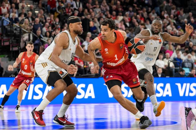 Basketball, Euroleague, 20260319, FC Bayern München - Dubai Basketball. Im Bild v.l. Justin ANDERSON (Dubai, 10), Oscar DA SILVA (Bayern, 1). München SAP Garden Bayern Deutschland Copyright: Passion2Press.dex xMarkusxFischex