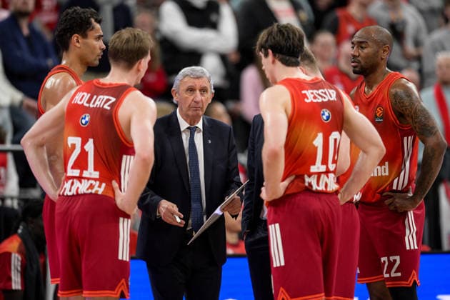 Basketball, Euroleague, 20260319, FC Bayern München - Dubai Basketball. Im Bild Head Coach des Bayern Svetislav PESIC, Taktiktafel Taktikboard. München SAP Garden Bayern Deutschland Copyright: Passion2Press.dex xMarkusxFischex