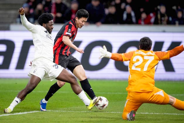 Europa League: FC Midtjylland - Nottingham Forest Nottingham Forest s goalkeeper Stefan Ortega and Ola Aina in action with FC Midtjylland s Cho Gue-Sung during the match between FC Midtjylland and Nottingham Forest in the Europa League 2nd match at MCH Arena in Herning on Thursday, March 19, 2026. (Photo: Bo Amstrup Ritzau Scanpix) , Herning Denmark Mors Copyright: BoxAmrstrupx xRitzauxScanpix BoxAmstrupx spdk20260319-223324-L
