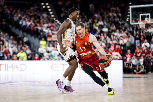MUNICH, GERMANY - MARCH 19: Andreas Andi Obst (FC Bayern Muenchen, 13) controls the ball against McKinley Wright IV (Dubai Basketball, 25) during the Turkish Airlines EuroLeague match between FC Bayern Muenchen vs.Dubai Basketball at SAP Garden on round 32 of Turkish Airlines EuroLeague on March 19, 2026 in Munich, Germany. Bavaria Germany Copyright: xSteffiexWunderlx