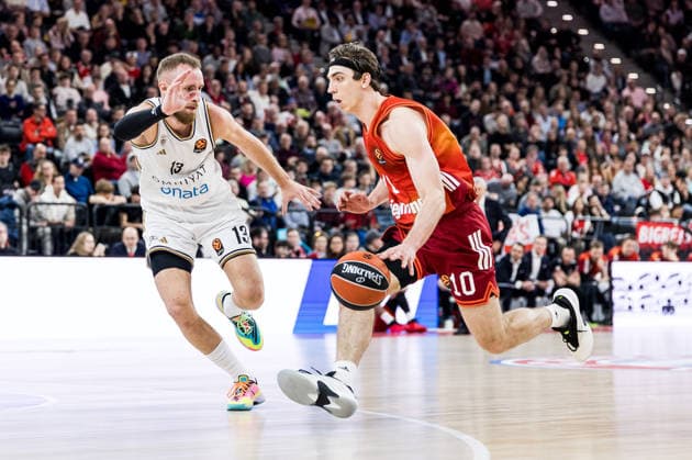 MUNICH, GERMANY - MARCH 19: Justinian Jessup (FC Bayern Muenchen, 10) controls the ball against Dzanan Musa (Dubai Basketball, 13) during the Turkish Airlines EuroLeague match between FC Bayern Muenchen vs.Dubai Basketball at SAP Garden on round 32 of Turkish Airlines EuroLeague on March 19, 2026 in Munich, Germany. Bavaria Germany Copyright: xSteffiexWunderlx
