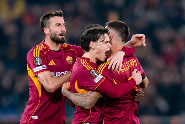 AS Roma v Bologna FC 1909 - UEFA Europa League 2025 26 Round of 16 Second Leg Lorenzo Pellegrini of AS Roma celebrates with his teammates after scoring third goal during the UEFA Europa League 2025 26 Round of 16 Second Leg match between AS Roma and Bologna FC 1909 at Stadio Olimpico on March 19, 2026 in Rome, Italy. Roma Stadio Olimpico Roma Italy Copyright: xGiuseppexMaffiax 260319_UEL_Roma-Bologna_02476