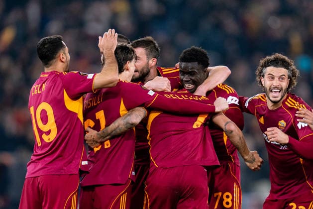 AS Roma v Bologna FC 1909 - UEFA Europa League 2025 26 Round of 16 Second Leg Lorenzo Pellegrini of AS Roma celebrates with his teammates after scoring third goal during the UEFA Europa League 2025 26 Round of 16 Second Leg match between AS Roma and Bologna FC 1909 at Stadio Olimpico on March 19, 2026 in Rome, Italy. Roma Stadio Olimpico Roma Italy Copyright: xGiuseppexMaffiax 260319_UEL_Roma-Bologna_02531