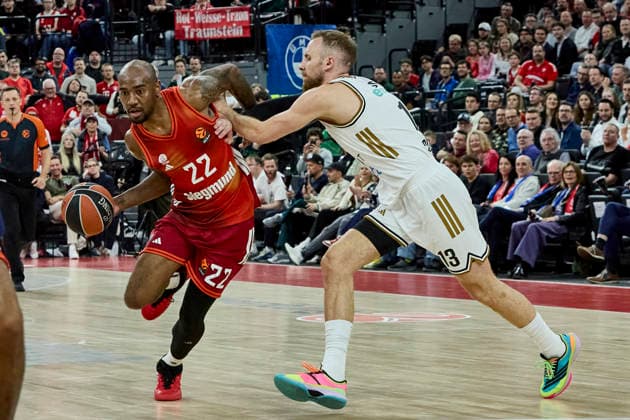 Turkish Airlines EuroLeague Basketball, FC Bayern Munich Basketball vs Dubai Basketball, München FC Bayern Basketball, Munich FC Bayern Basketball, Dubai Basketball, 2026-03-19 in München (SAP Garden) MIKE Isiaha (FC Bayern Munich Forward (F) Nr22-BAY22), MUSA Dzanan (Dubai Basketball Guard (G) Nr13-DUB13) sportworld München SAP Garden Bayern Deutschland