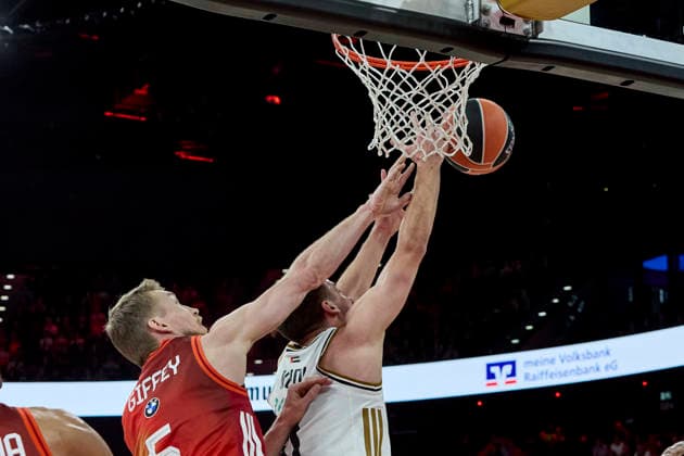 Turkish Airlines EuroLeague Basketball, FC Bayern Munich Basketball vs Dubai Basketball, München FC Bayern Basketball, Munich FC Bayern Basketball, Dubai Basketball, 2026-03-19 in München (SAP Garden) GIFFEY Niels (FC Bayern Munich Forward (F) Nr5-BAY5), KONDIC Kosta (Dubai Basketball Guard (G) Nr11-DUB11) sportworld München SAP Garden Bayern Deutschland