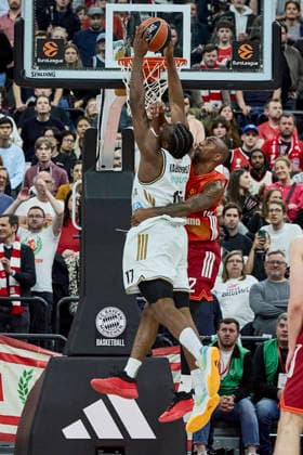 Turkish Airlines EuroLeague Basketball, FC Bayern Munich Basketball vs Dubai Basketball, München FC Bayern Basketball, Munich FC Bayern Basketball, Dubai Basketball, 2026-03-19 in München (SAP Garden) KABENGELE Mfiondu (Dubai Basketball Center (C) Nr17-DUB17), MIKE Isiaha (FC Bayern Munich Forward (F) Nr22-BAY22) sportworld München SAP Garden Bayern Deutschland