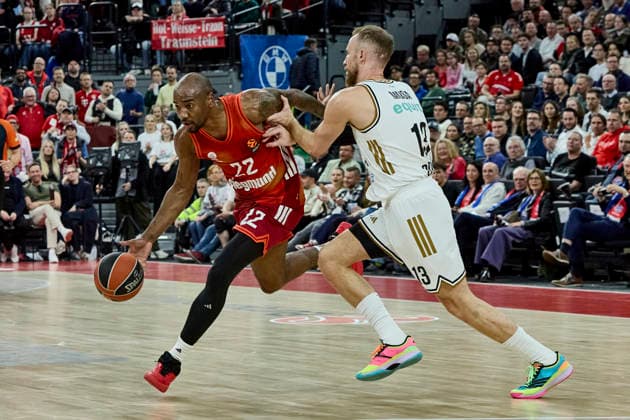 Turkish Airlines EuroLeague Basketball, FC Bayern Munich Basketball vs Dubai Basketball, München FC Bayern Basketball, Munich FC Bayern Basketball, Dubai Basketball, 2026-03-19 in München (SAP Garden) MIKE Isiaha (FC Bayern Munich Forward (F) Nr22-BAY22), MUSA Dzanan (Dubai Basketball Guard (G) Nr13-DUB13) sportworld München SAP Garden Bayern Deutschland