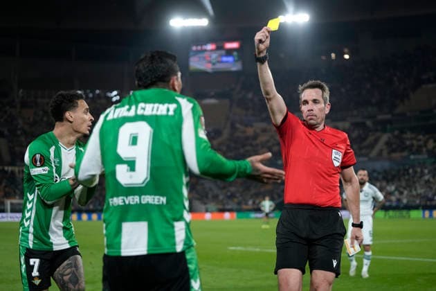 March 19, 2026, Sevilla, Sevilla, Spain: Chimy Avila of Real Betis Balompie see the yellow card during the UEFA Europa League 2025 26 Round of 16 Second Leg match between Real Betis Balompie and Panathinaikos FC at La Cartuja stadium on March 19, 2026, in Sevilla, Spain. Sevilla Spain - ZUMAa181 20260319_zaa_a181_231 Copyright: xJoaquinxCorcherox