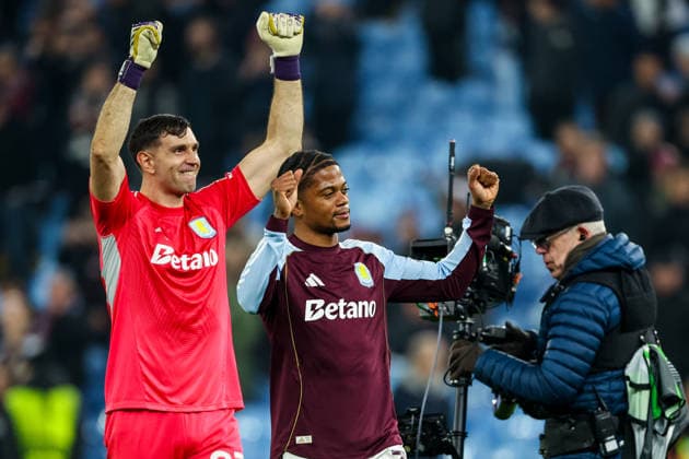 Aston Villa FC v Lille OSC - UEFA Europa League 2025 26 Round of 16 Second Leg Aston Villa s goalkeeper Emiliano Martinez and Leon Bailey celebrate their win at full-time during the UEFA Europa League Round of 16, 2nd Leg match between Aston Villa and Lille Olympique Sporting Club at Villa Park in Birmingham, United Kingdom, on March 19, 2026. Birmingham West Midlands United Kingdom  Copyright: xMIxNewsx originalFilename:fletcher-astonvil260319_npfjP.jpg
