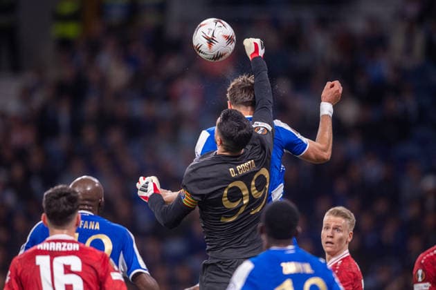 FC Porto v VfB Stuttgart - UEFA Europa League 2025 26 Round of 16 Second Leg Diogo Costa from FC Porto is seen in action during the UEFA Europa League 2025 26 Round of 16 second leg match between FC Porto and VfB Stuttgart at Estadio do Dragao in Porto, Portugal, on March 19, 2026. Porto Porto Portugal  Copyright: xMiguelxLemosx originalFilename:lemos-fcportox260319_np2zH.jpg