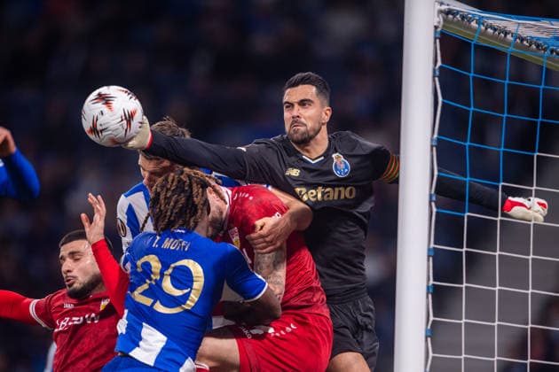 FC Porto v VfB Stuttgart - UEFA Europa League 2025 26 Round of 16 Second Leg Diogo Costa from FC Porto is seen in action during the UEFA Europa League 2025 26 Round of 16 second leg match between FC Porto and VfB Stuttgart at Estadio do Dragao in Porto, Portugal, on March 19, 2026. Porto Porto Portugal  Copyright: xMiguelxLemosx originalFilename:lemos-fcportox260319_npJZt.jpg