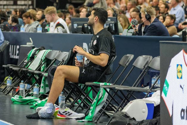 Dortmund, Deutschland: 19. März 2026 - Handball Länderspiel Freundschaftsspiel - Deutschland vs. Ägypten Im Bild: Der verletzte Ahmed Hesham (Ägypten) sitzt mit einem Kühlpack am Sprunggelenk an der Seitenlinie Copyright: HMBxMedia MadeleinexFantini