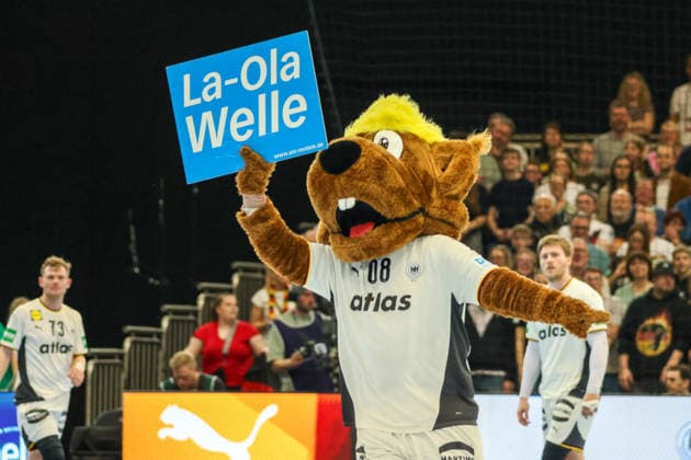 Dortmund, Deutschland: 19. März 2026 - Handball Länderspiel Freundschaftsspiel - Deutschland vs. Ägypten Im Bild: Symbolbild Maskottchen mit Schild La-Ola Welle Copyright: HMBxMedia MadeleinexFantini