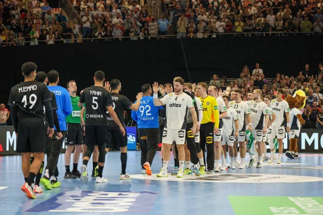 Dortmund, Deutschland: 19. März 2026 - Handball Länderspiel Freundschaftsspiel - Deutschland vs. Ägypten Im Bild: Die Spieler der ägyptischen und deutschen Handballnationalmannschaft klatschen sich nach dem Spiel in Dortmund ab Copyright: HMBxMedia MadeleinexFantini