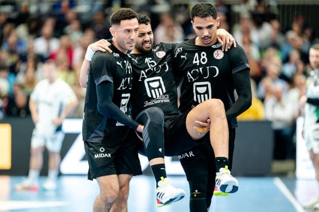 Dortmund 19.03.2026, Handball, Herren, Länderspiel, Deutschland Ägypten Ahmed Hesham (Ägypten, 15) wird verletzte von Ahmed Nafea (Ägypten, 79) und Mohab Saeid (Ägypten, 48) vom Feld getragen Dortmund Westfalenhalle NRW Germany