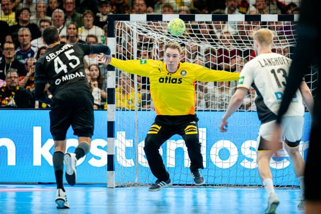 Dortmund 19.03.2026, Handball, Herren, Länderspiel, Deutschland Ägypten Seif Elderaa (Ägypten, 45) überwindet Lasse Ludwig (Deutschland, ) beim 7-Meter Dortmund Westfalenhalle NRW Germany