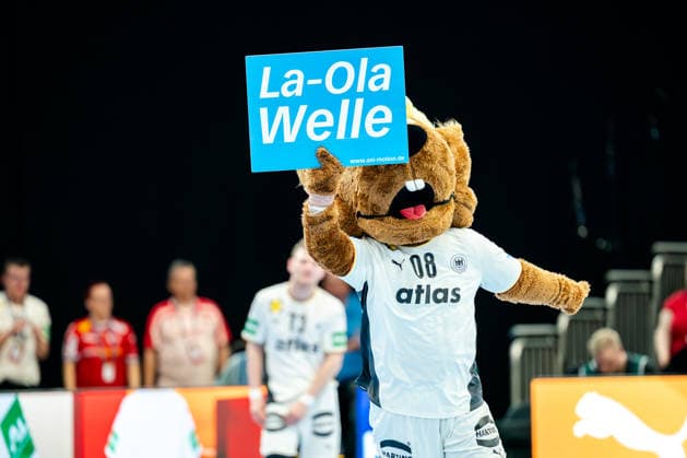 Dortmund 19.03.2026, Handball, Herren, Länderspiel, Deutschland Ägypten Das Maskottchen Hannibal fordert die Fans zur La-Ola Welle auf Dortmund Westfalenhalle NRW Germany