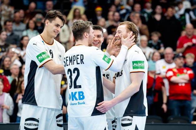 Dortmund 19.03.2026, Handball, Herren, Länderspiel, Deutschland Ägypten Die Spieler haben viel Freude bei der Ehrung zur Vize-Europameisterschaft (v.l.n.r) Julian Köster (Deutschland, 18), Franz Semper (Deutschland, 32), Renars Uscins (Deutschland, 23) und Tom Kiesler (Deutschland, 30) Dortmund Westfalenhalle NRW Germany