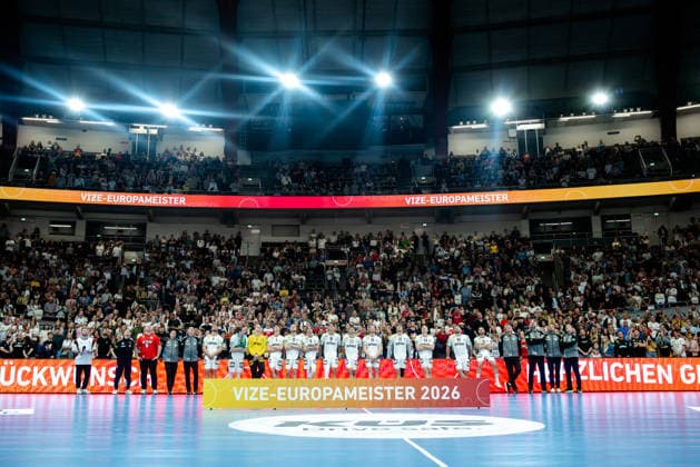 Dortmund 19.03.2026, Handball, Herren, Länderspiel, Deutschland Ägypten Das gesamte Team der Nationalmannschaft schaut auf dem Videowürfel einen Film über die EM Dortmund Westfalenhalle NRW Germany