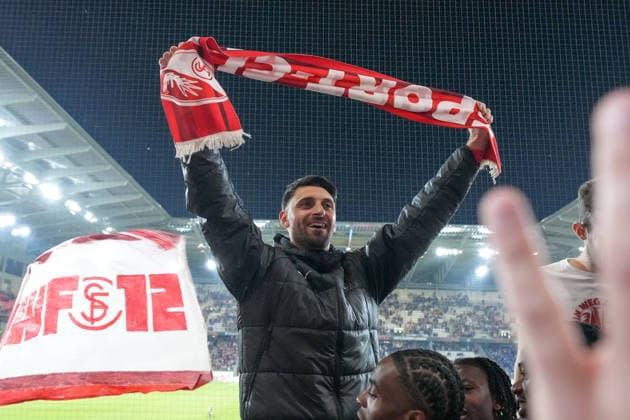 Vincenzo Grifo (SC Freiburg, 32), Feiert mit den Fans in der Kurve, Schal , Deutschland, Fussball, UEFA Europa League, Achtelfinale, Rückspiel, 2025 2026, SC Freiburg vs. KRC Genk, 19.03.2026, Europa-Park Stadion, Freiburg, Deutschland Freiburg Europa-Park Stadion Baden-Württemberg Deutschland Copyright: xArnexAmbergx