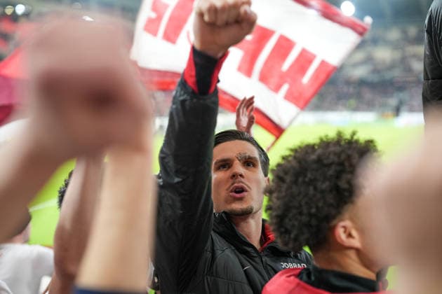 Igor Matanovic (SC Freiburg, 31) feiert mit den Fans in der Kurve , Deutschland, Fussball, UEFA Europa League, Achtelfinale, Rückspiel, 2025 2026, SC Freiburg vs. KRC Genk, 19.03.2026, Europa-Park Stadion, Freiburg, Deutschland Freiburg Europa-Park Stadion Baden-Württemberg Deutschland Copyright: xArnexAmbergx