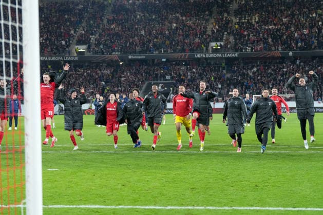 Die Mannschaft feiert den Sieg und den Einzug ins Viertelfinale mit den Fans und Ultras in der Kurve , Deutschland, Fussball, UEFA Europa League, Achtelfinale, Rückspiel, 2025 2026, SC Freiburg vs. KRC Genk, 19.03.2026, Europa-Park Stadion, Freiburg, Deutschland Freiburg Europa-Park Stadion Baden-Württemberg Deutschland Copyright: xArnexAmbergx