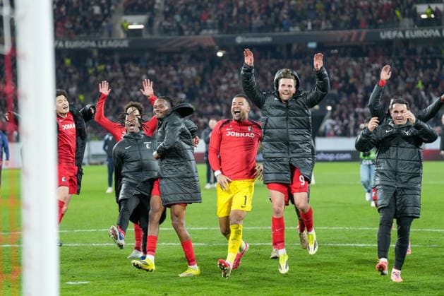 Johan Manzambi (SC Freiburg, 44), Jordy Makengo (SC Freiburg, 33), Noah Atubolu (SC Freiburg, 01), Lucas Höler Lucas Hoeler (SC Freiburg, 09), die Mannschaft feiert den Sieg mit den Fans , Deutschland, Fussball, UEFA Europa League, Achtelfinale, Rückspiel, 2025 2026, SC Freiburg vs. KRC Genk, 19.03.2026, Europa-Park Stadion, Freiburg, Deutschland Freiburg Europa-Park Stadion Baden-Württemberg Deutschland Copyright: xArnexAmbergx