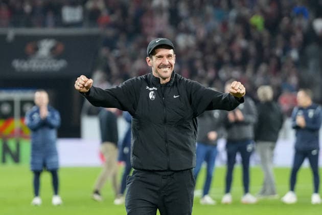 Julian Schuster (SC Freiburg, Trainer) feiert den Sieg und den Einzug ins Viertelfinale mit den Fans und Ultras in der Kurve , Deutschland, Fussball, UEFA Europa League, Achtelfinale, Rückspiel, 2025 2026, SC Freiburg vs. KRC Genk, 19.03.2026, Europa-Park Stadion, Freiburg, Deutschland Freiburg Europa-Park Stadion Baden-Württemberg Deutschland Copyright: xArnexAmbergx