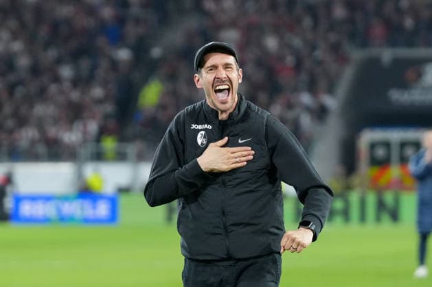 Julian Schuster (SC Freiburg, Trainer) feiert den Sieg und den Einzug ins Viertelfinale mit den Fans und Ultras in der Kurve , Deutschland, Fussball, UEFA Europa League, Achtelfinale, Rückspiel, 2025 2026, SC Freiburg vs. KRC Genk, 19.03.2026, Europa-Park Stadion, Freiburg, Deutschland Freiburg Europa-Park Stadion Baden-Württemberg Deutschland Copyright: xArnexAmbergx