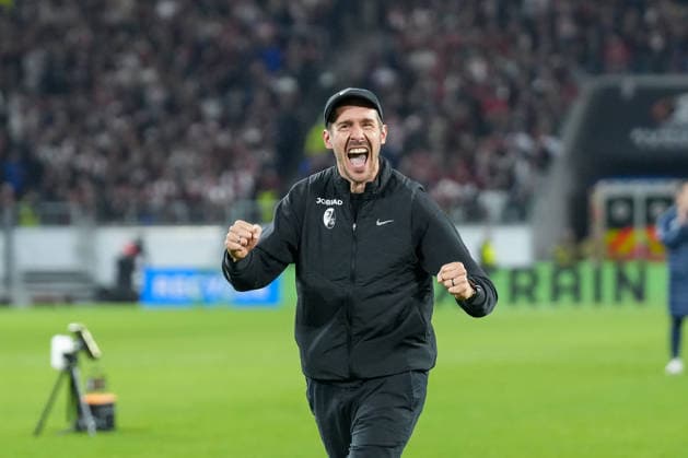 Julian Schuster (SC Freiburg, Trainer) feiert den Sieg und den Einzug ins Viertelfinale mit den Fans und Ultras in der Kurve , Deutschland, Fussball, UEFA Europa League, Achtelfinale, Rückspiel, 2025 2026, SC Freiburg vs. KRC Genk, 19.03.2026, Europa-Park Stadion, Freiburg, Deutschland Freiburg Europa-Park Stadion Baden-Württemberg Deutschland Copyright: xArnexAmbergx