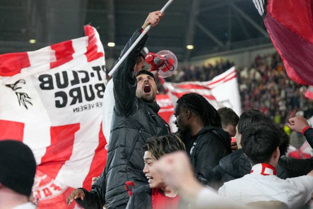 Vincenzo Grifo (SC Freiburg, 32) feiert den Sieg mit den Fans , Deutschland, Fussball, UEFA Europa League, Achtelfinale, Rückspiel, 2025 2026, SC Freiburg vs. KRC Genk, 19.03.2026, Europa-Park Stadion, Freiburg, Deutschland Freiburg Europa-Park Stadion Baden-Württemberg Deutschland Copyright: xArnexAmbergx