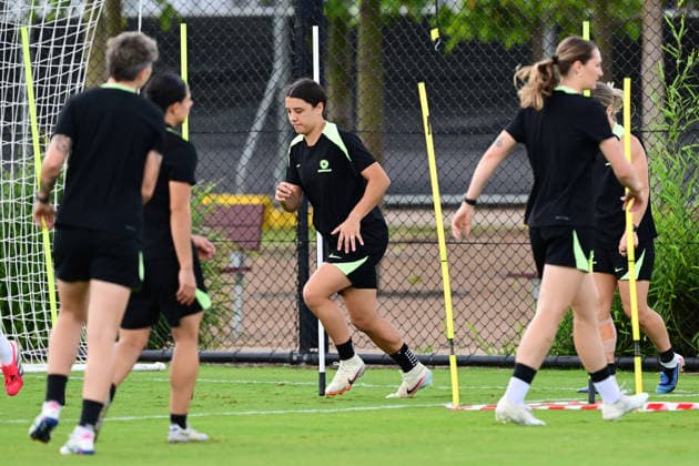 SOCCER MATILDAS TRAINING, Sam Kerr (left) of Australia warms up without any strapping on her knee during a Matildas training session at Wanderers Park in Sydney, Friday, March 20, 2026. ( NO ARCHIVING SYDNEY NEW SOUTH WALES AUSTRALIA  Copyright: xDEANxLEWINSx 20260320115776720440