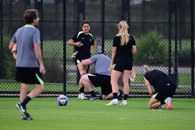 SOCCER MATILDAS TRAINING, Sam Kerr (left) of Australia has her knee re-strapped prior to drills during a Matildas training session at Wanderers Park in Sydney, Friday, March 20, 2026. ( NO ARCHIVING SYDNEY NEW SOUTH WALES AUSTRALIA  Copyright: xDEANxLEWINSx 20260320169981060828