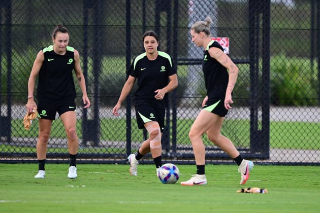 SOCCER MATILDAS TRAINING, Sam Kerr (left) of Australia has her knee re-strapped prior to drills during a Matildas training session at Wanderers Park in Sydney, Friday, March 20, 2026. ( NO ARCHIVING SYDNEY NEW SOUTH WALES AUSTRALIA  Copyright: xDEANxLEWINSx 20260320184939174532
