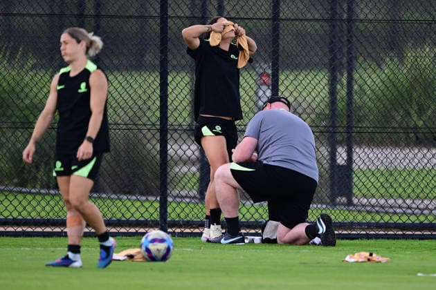 SOCCER MATILDAS TRAINING, Sam Kerr (left) of Australia has her knee re-strapped prior to drills during a Matildas training session at Wanderers Park in Sydney, Friday, March 20, 2026. ( NO ARCHIVING SYDNEY NEW SOUTH WALES AUSTRALIA  Copyright: xDEANxLEWINSx 20260320124492056763