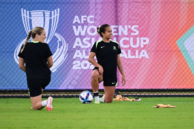 SOCCER MATILDAS TRAINING, Mary Fowler (right) during a Matildas training session at Wanderers Park in Sydney, Friday, March 20, 2026. ( NO ARCHIVING SYDNEY NEW SOUTH WALES AUSTRALIA  Copyright: xDEANxLEWINSx 20260320140030867756