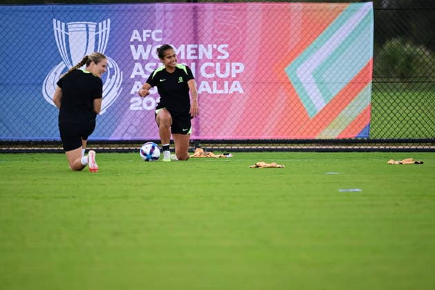 SOCCER MATILDAS TRAINING, Mary Fowler (right) during a Matildas training session at Wanderers Park in Sydney, Friday, March 20, 2026. ( NO ARCHIVING SYDNEY NEW SOUTH WALES AUSTRALIA  Copyright: xDEANxLEWINSx 20260320142671579110