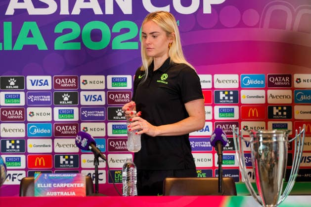 AFC Women s Asian Cup 2026 Australia - Finals Pre-match press conference, PK, Pressekonferenz Australia Ellie Carpenter of Australia walks onto the stage at the pre-match finals press conference before the AFC Women s Asian Cup Australia 2026 Finals match between Japan and Australia at Stadium Australia on Mar 20, 2026 in Sydney, Australia, Credit:IOIO IMAGES Avalon Australia, New South Wales, Sydney, Stadium Australia  Copyright: xIOIOxIMAGESx xAvalonx 1084695578