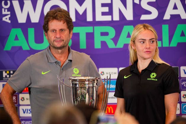 AFC Women s Asian Cup 2026 Australia - Finals Pre-match press conference, PK, Pressekonferenz Australia Coach, Joseph Montemurro of Australia and Ellie Carpenter of Australia poses for a photo with the trophy at the pre-match finals press conference before the AFC Women s Asian Cup Australia 2026 Finals match between Japan and Australia at Stadium Australia on Mar 20, 2026 in Sydney, Australia, Credit:IOIO IMAGES Avalon Australia, New South Wales, Sydney, Stadium Australia  Copyright: xIOIOxIMAGESx xAvalonx 1084696431