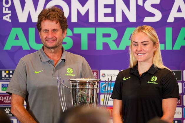 AFC Women s Asian Cup 2026 Australia - Finals Pre-match press conference, PK, Pressekonferenz Australia Coach, Joseph Montemurro of Australia and Ellie Carpenter of Australia poses for a photo with the trophy at the pre-match finals press conference before the AFC Women s Asian Cup Australia 2026 Finals match between Japan and Australia at Stadium Australia on Mar 20, 2026 in Sydney, Australia, Credit:IOIO IMAGES Avalon Australia, New South Wales, Sydney, Stadium Australia  Copyright: xIOIOxIMAGESx xAvalonx 1084696535