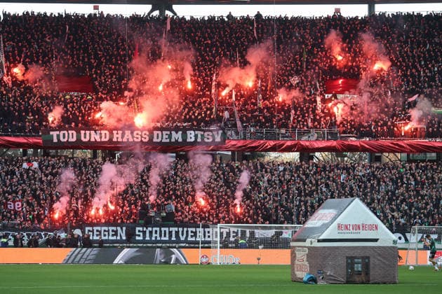 2. Bundesliga - Hannover 96 - Eintracht Braunschweig am 20.03.2026 in der Heinz von Heiden Arena in Hannover Die Hannover 96 Fans in der Nordkurve zünden Pyrotechnik