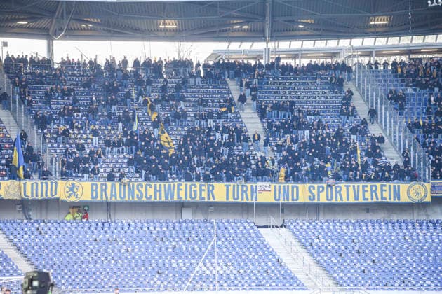 Deutschland: Fussball 2.Bundesliga 2025 2026, 27. Spieltag - Hannover 96 vs Eintracht Braunschweig- Heinz von Heiden Arena Stadion (Hannover): Zuschauer, Fans, Tribüne, Fahne, Transparent, Spruchband, Choreographie, Fanchoreo, Hannover