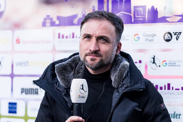 GOOGLE PIXEL Frauen Bundesliga, SGS Essen - FC Bayern München; 20.03.2026 Jose Barcala (FC Bayern München, Trainer) vor dem Spiel im Magenta Interview GOOGLE PIXEL Frauen Bundesliga, SGS Essen - FC Bayern München, Essen, Stadion an der Hafenstrasse am 20.03.2026 DFB REGULATIONS PROHIBIT ANY USE OF PHOTOGRAPHS AS IMAGE SEQUENCES AND OR QUASI-VIDEO. Copyright: xBEAUTIFULxSPORTS Wunderlx