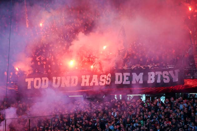 Deutschland: Fussball 2.Bundesliga 2025 2026, 27. Spieltag - Hannover 96 vs Eintracht Braunschweig- Heinz von Heiden Arena Stadion (Hannover): Zuschauer, Fans, Tribüne, Fahne, Transparent, Spruchband, Choreographie, Fanchoreo, Hannover